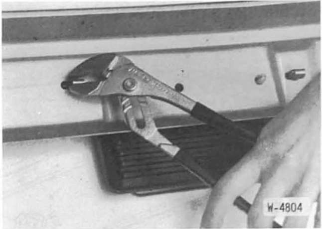 BMW5 Reparaturanleitung. Stoÿfänger vorn aus- und einbauen