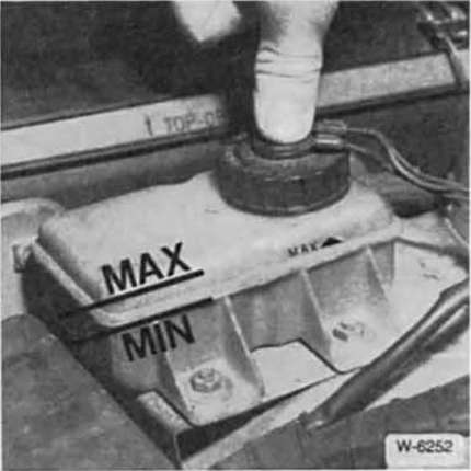 BMW5 Reparaturanleitung. Bremsflüssigkeitsstand/warnleuchte prüfen