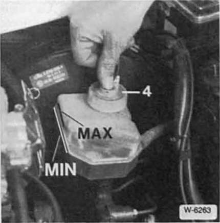 BMW5 Reparaturanleitung. Bremsflüssigkeitsstand/warnleuchte prüfen